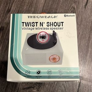 Brand NEW THROWBACK Twist & SHOUT vintage wireless speaker BLUETOOTH- Mint Green